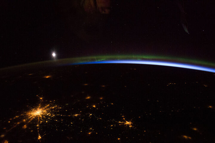 Grünes Polarlicht über der Atmosphäre (ISS)