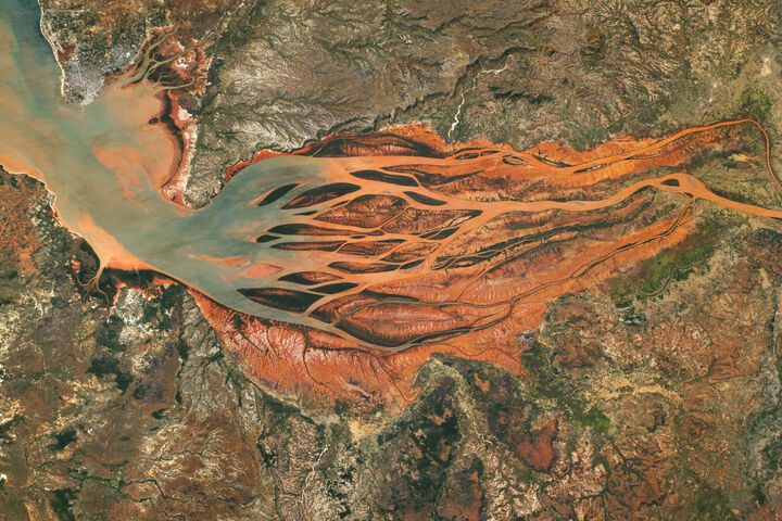 Rotes Flussdelta in Madagaskar