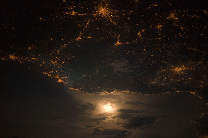 Die Riviera bei Nacht (Frankreich/Italien)