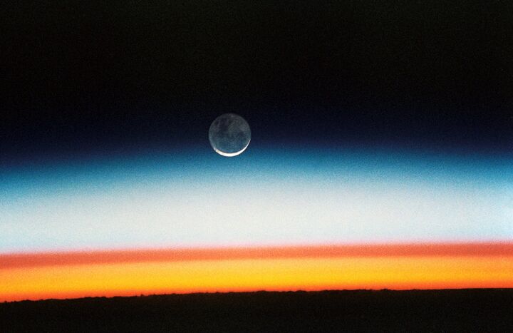 Sonnenaufgang am Erdrand, blaue Atmosphäre
