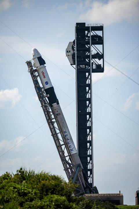 Falcon 9 mit Crew-Dragon rollt zur Rampe