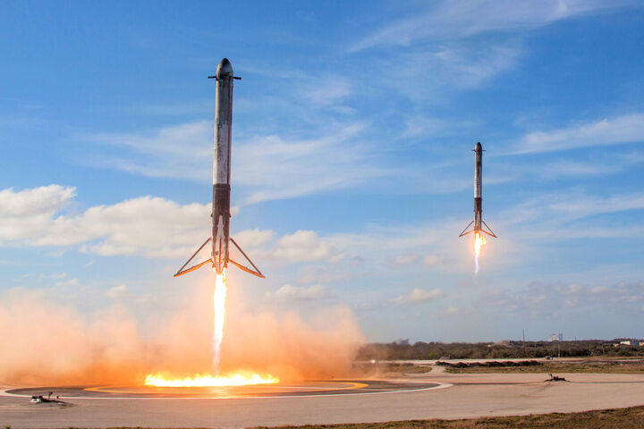 Zwei Falcon-Heavy-Booster landen synchron