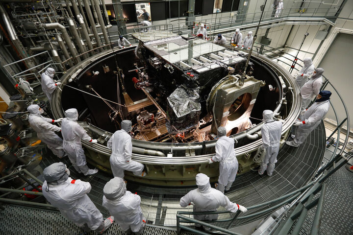 Wettersatellit GOES-S im Vakuumtest